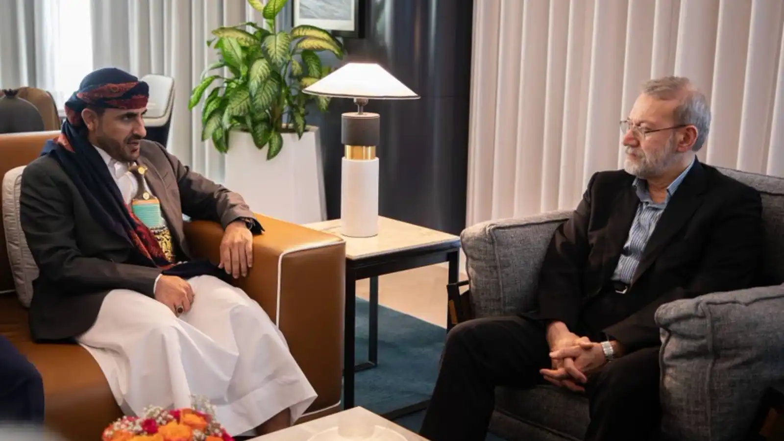 لاريجاني يلتقي المتحدث باسم الحوثيين في مسقط
