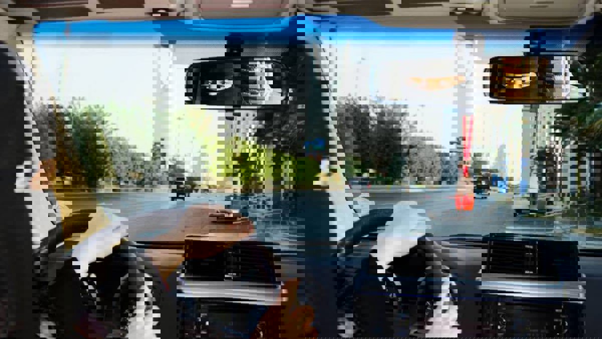 السعودية.. سيدة تفقد سيطرتها على السيارة وتقتحم محل أدوات طبية