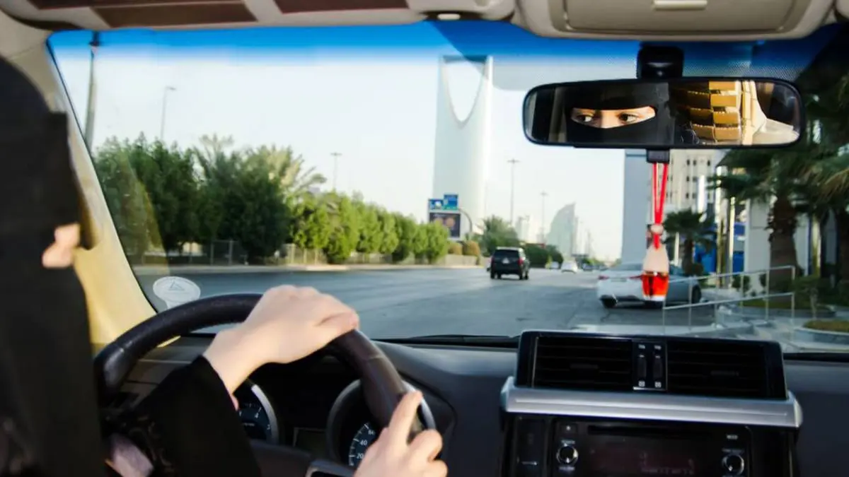 السعودية.. سيدة تفقد سيطرتها على السيارة وتقتحم محل أدوات طبية