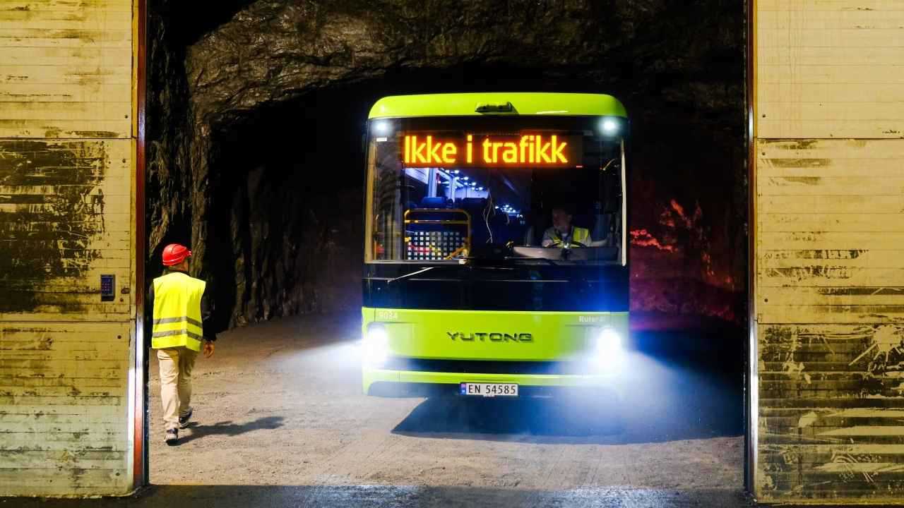 أوروبا تكتشف المفاجأة.. "زر إيقاف" خفي في الحافلات الصينية يهزّ أمن القارّة