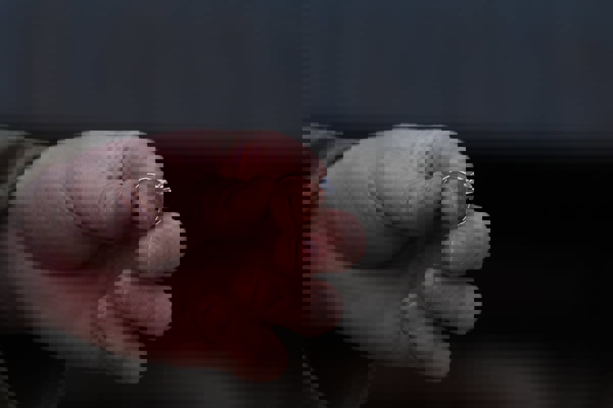 بعد 54 عامًا من فقدانه.. امرأة تعثر على خاتم خطوبتها 