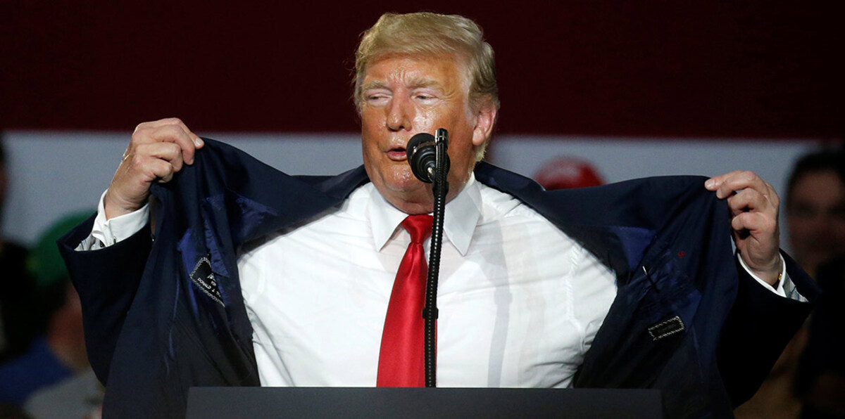 بالفيديو.. ترامب يتصبب عرقًا أمام اجتماع حاشد