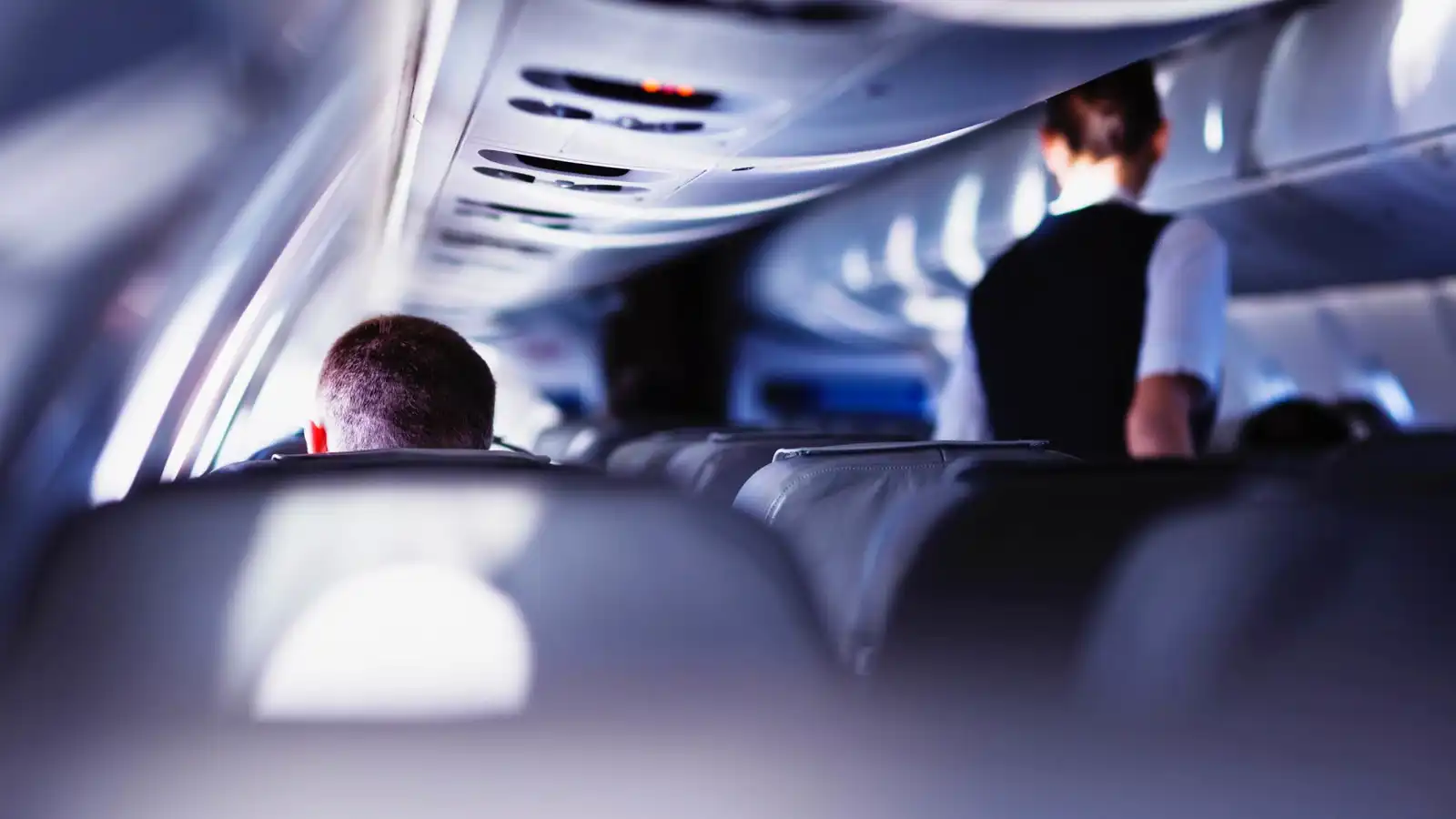 ركاب طائرة يفاجئون مضيفة بكيس قيء مليء بالنقود (فيديو)