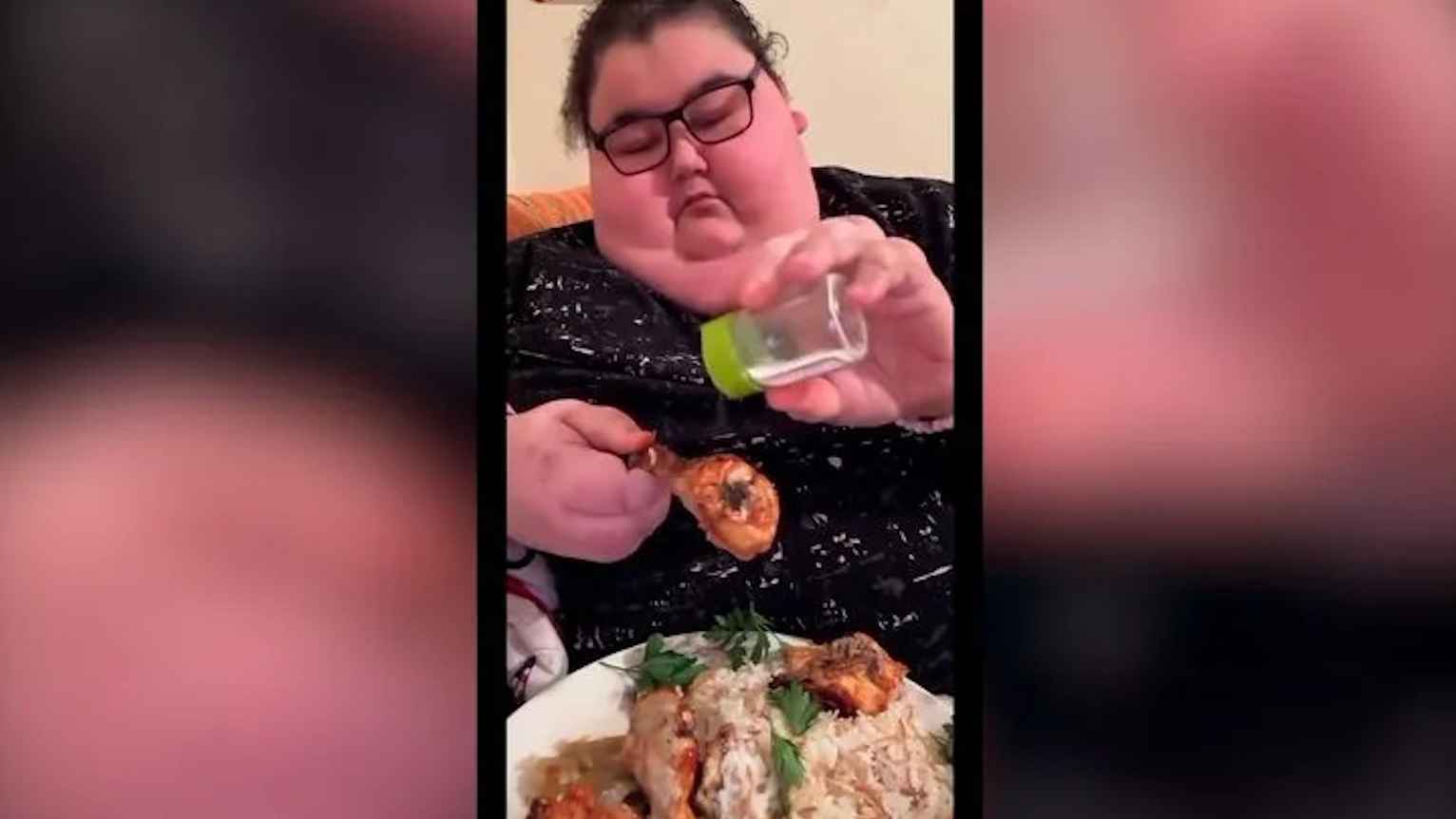 ضحية جديدة لتحديات الطعام.. نقل مشهور تركي إلى المستشفى (فيديو)