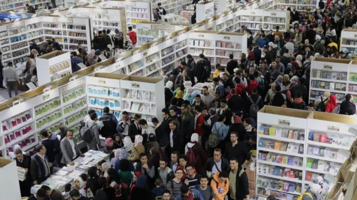 "القاهرة للكتاب".. من الأرقام القياسية إلى "عتاب الشعراء"