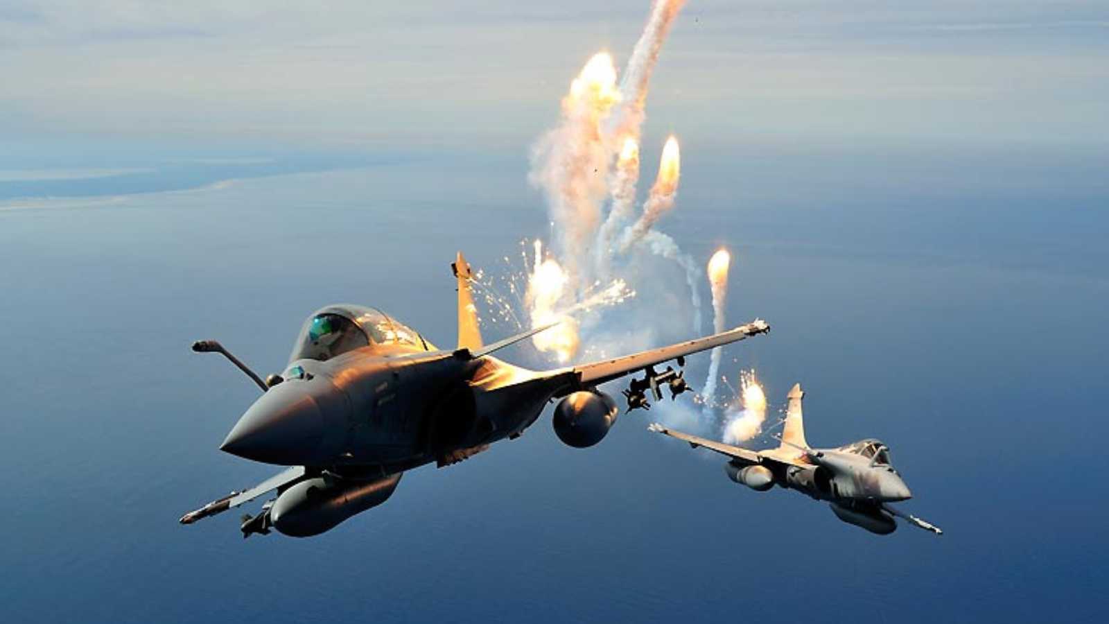 البالونات الحرارية".. كيف تخدع الطائرات الحربية الصواريخ الموجهة؟ | إرم نيوز