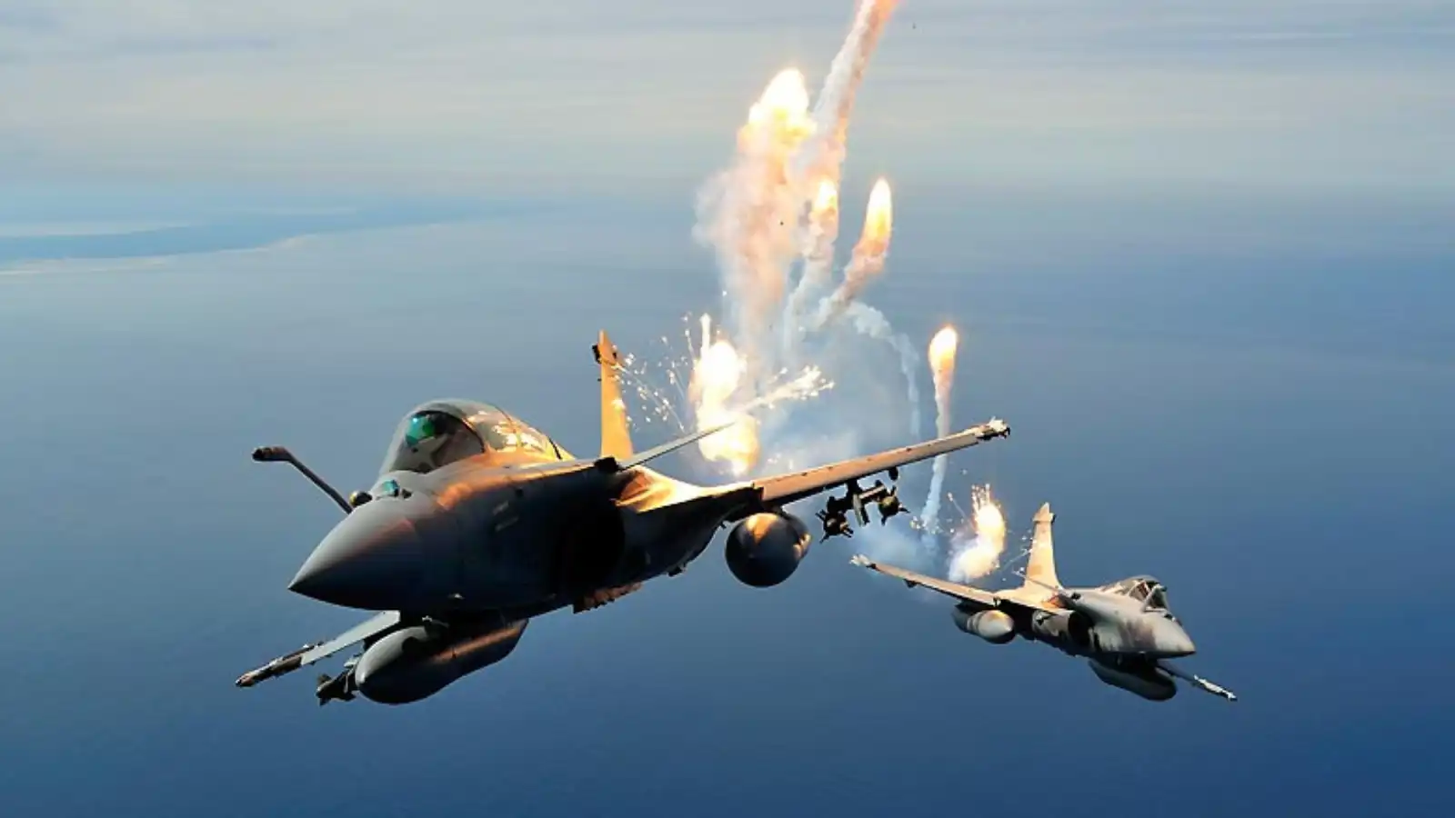 "البالونات الحرارية".. كيف تخدع الطائرات الحربية الصواريخ الموجهة؟