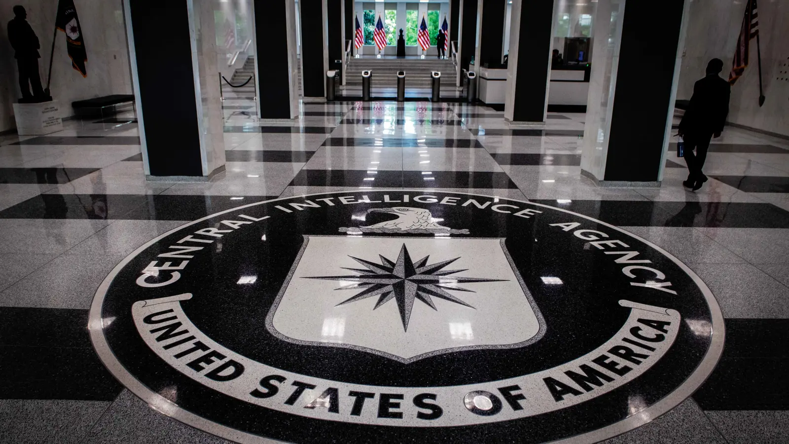 بتهمة تسريب معلومات لإيران.. السجن 3 سنوات لمحلل سابق في " CIA"