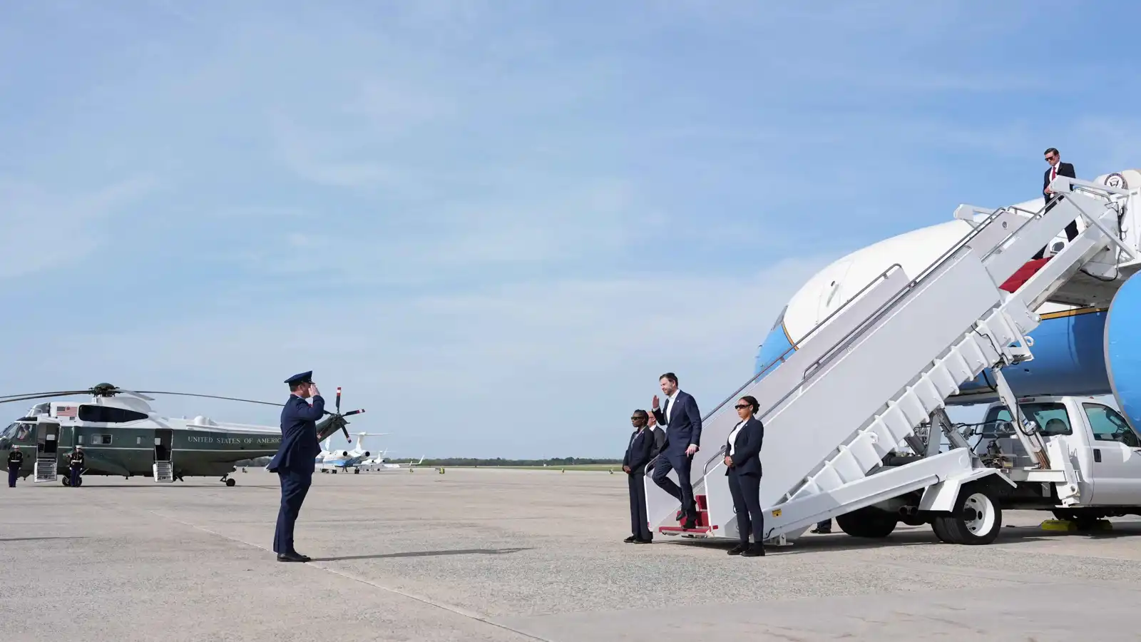 جسر جوي غير معتاد.. واشنطن تتأهب لاستئناف الحرب ضد إيران