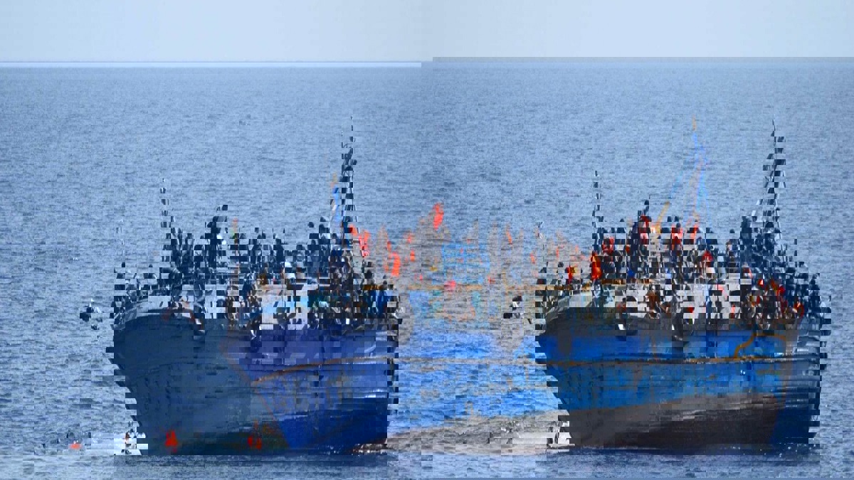 البحرية اليمنية تنقذ قاربًا متعطلًا يقلّ 60 شخصًا في مياه خليج عدن‎