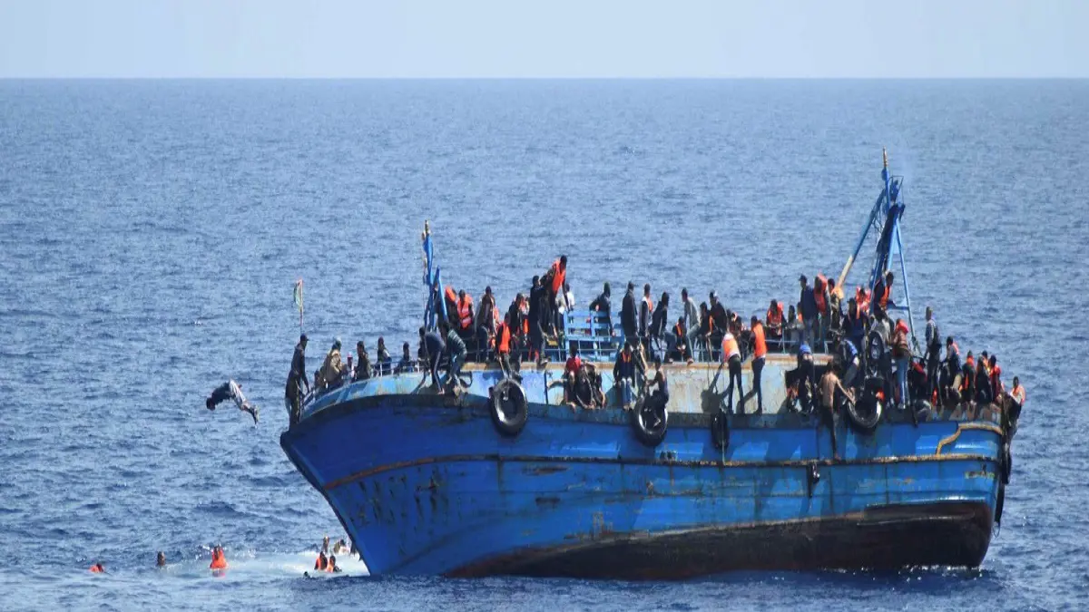 البحرية اليمنية تنقذ قاربًا متعطلًا يقلّ 60 شخصًا في مياه خليج عدن‎