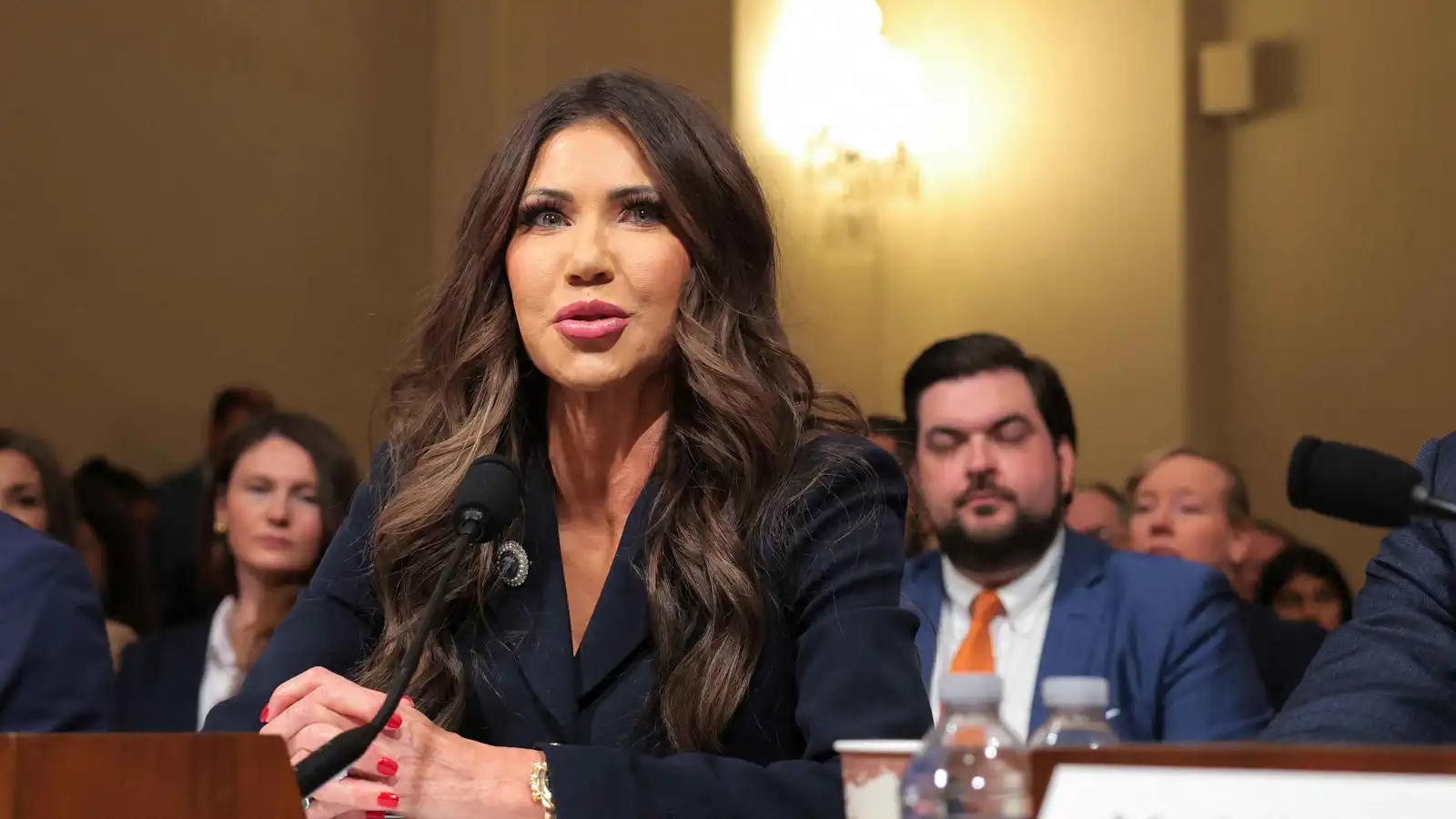 "إنذار حازم".. الحزب الديمقراطي يطالب برحيل وزيرة الأمن الأمريكية