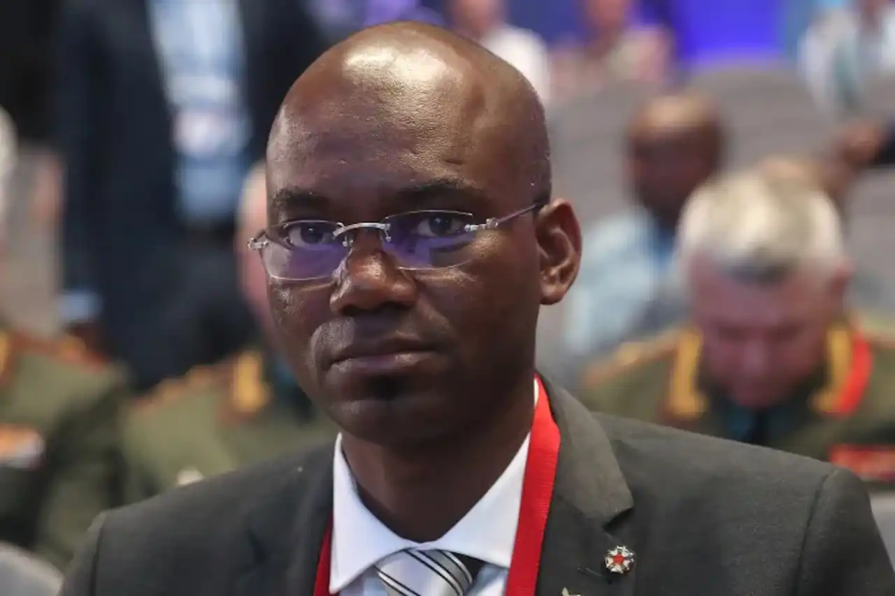 وزير الدفاع المالي