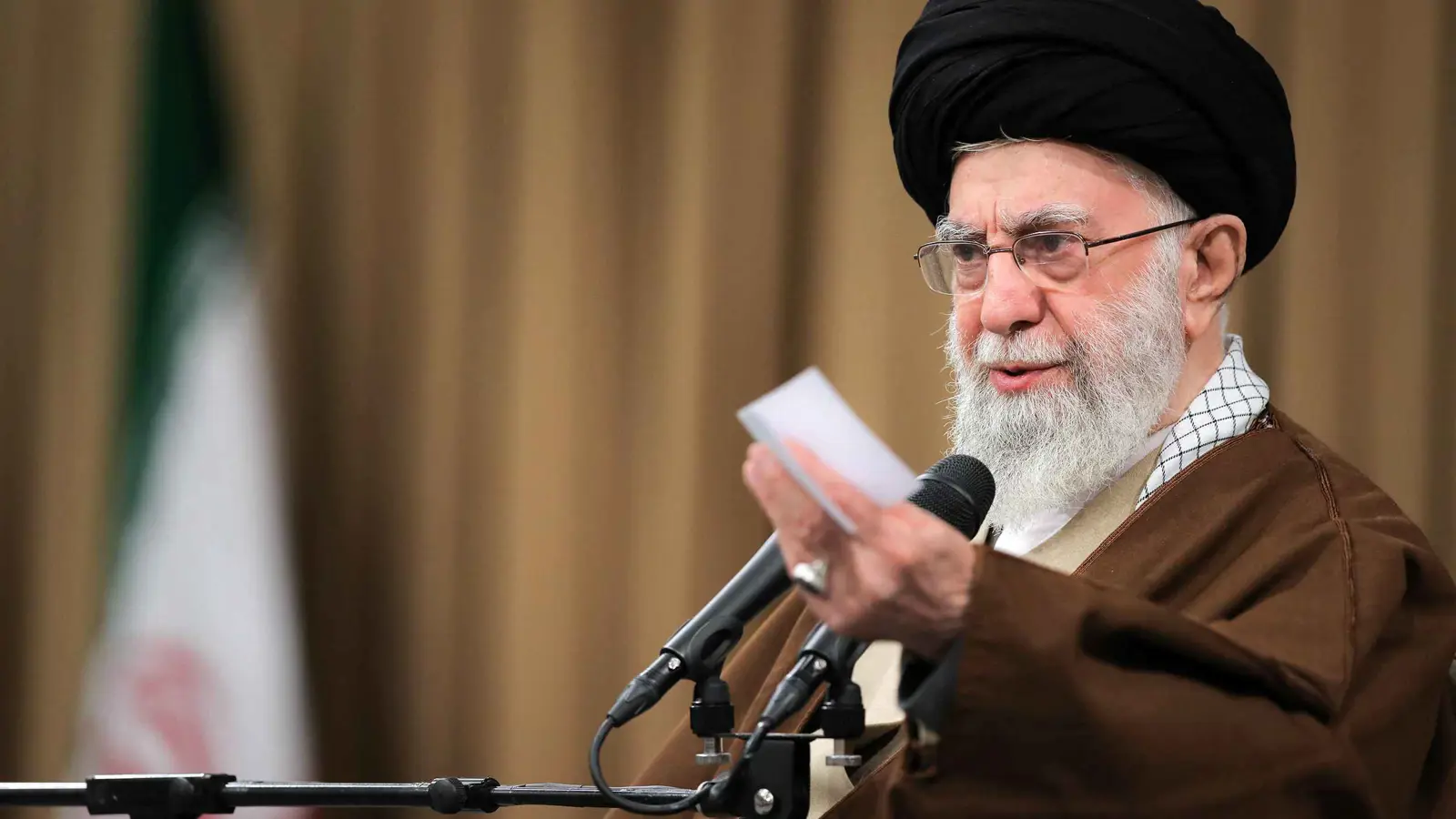 أول موقف من خامنئي بعد الهجوم الأمريكي على الحوثيين