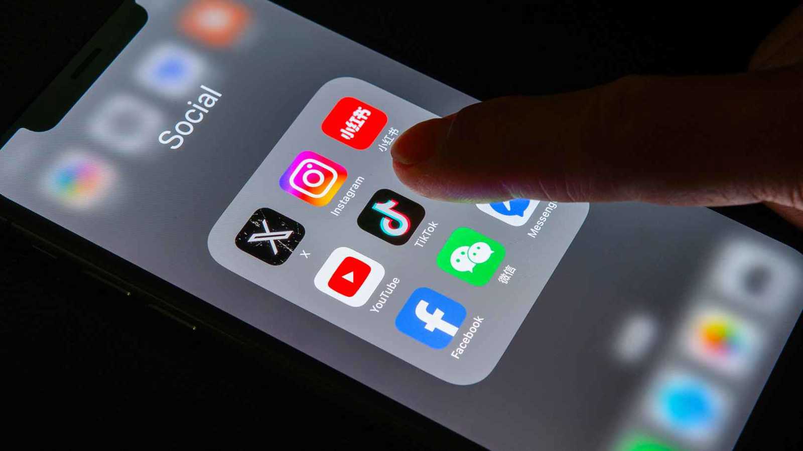 تحدي "قلب الكاميرا"' على تيك توك يثير قلق الخبراء النفسيين