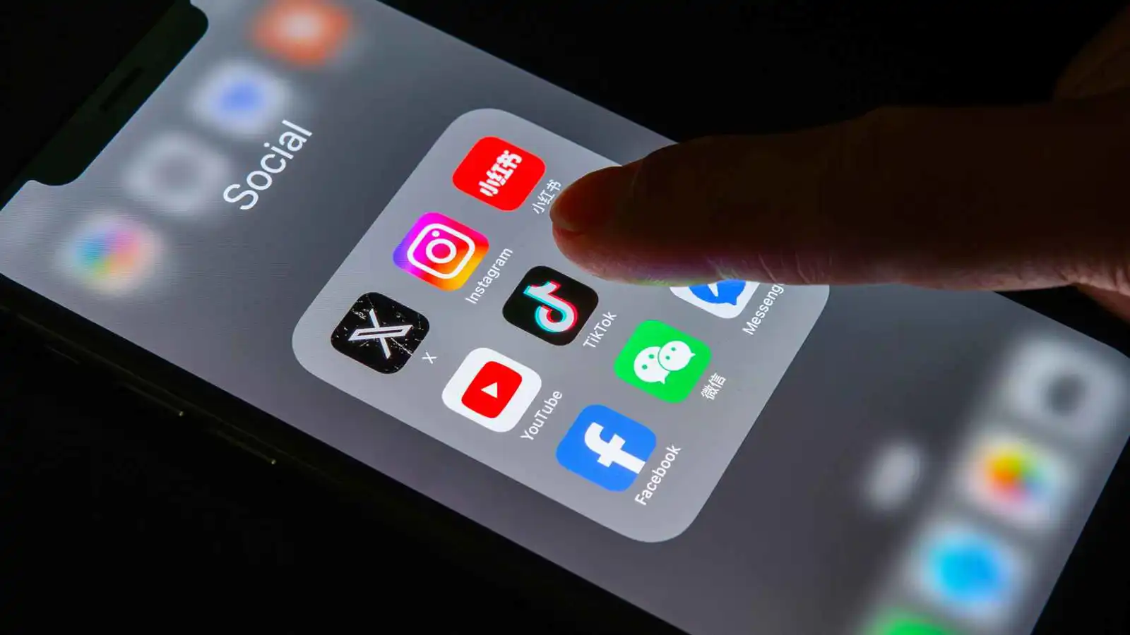 تحدي "قلب الكاميرا"' على تيك توك يثير قلق الخبراء النفسيين