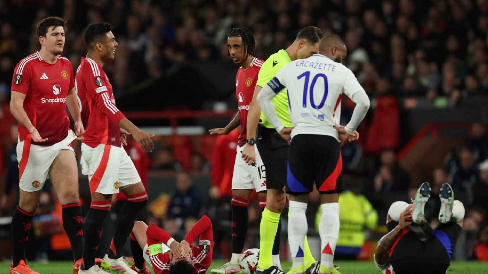 إنقاذ مرعب.. مدافع مانشستر يونايتد يضع رأسه في مكان خطير (فيديو)