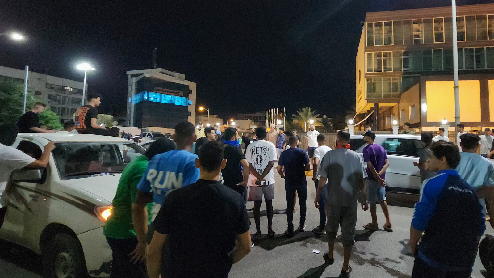 ليبيا.. متظاهرون يهاجمون الأمن بألعاب نارية قرب مقر الحكومة في طرابلس (صور)