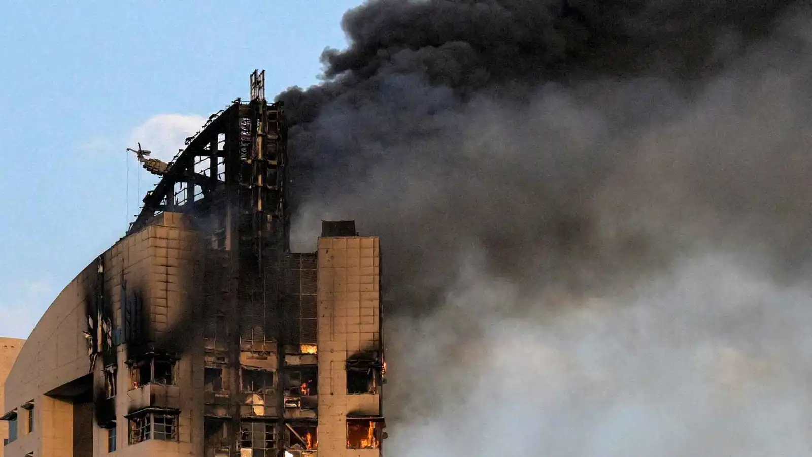 إصابة اثنين من طواقم الطوارئ بشظايا في الكويت