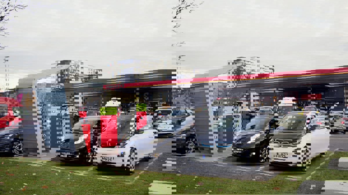 ما مصير محطات الوقود التقليدية إذا سيطرت السيارات الكهربائية على الطرق؟