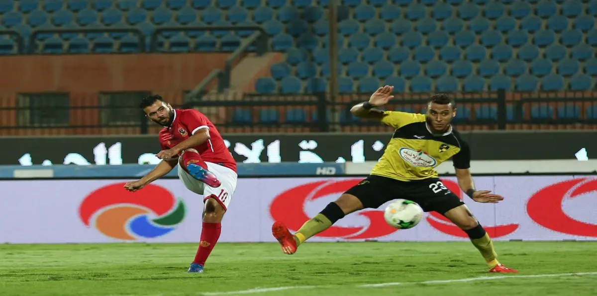 مدرب الأهلي المصري "يُحاصر" عماد متعب ويحذر من التعاطف معه