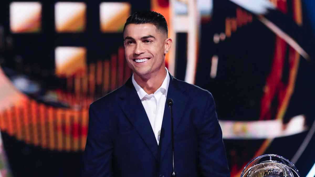 السلام عليكم.. كريستيانو رونالدو يفاجئ الحضور في حفل الاتحاد البرتغالي (فيديو)