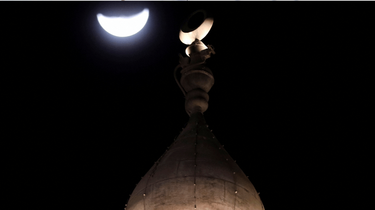 بعد التباين في غرة رمضان.. هل يتفق العرب على هلال العيد؟