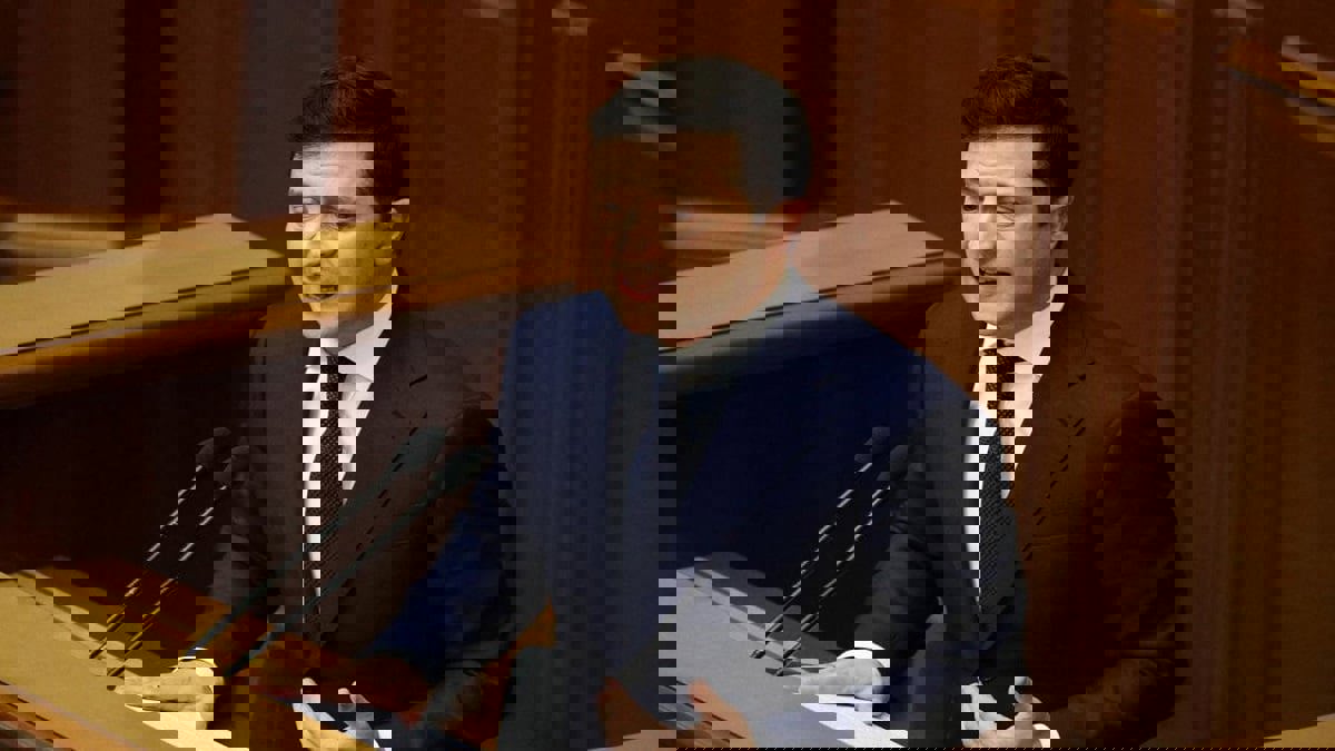 أوكرانيا تحظر 3 محطات تلفزيونية موالية لروسيا