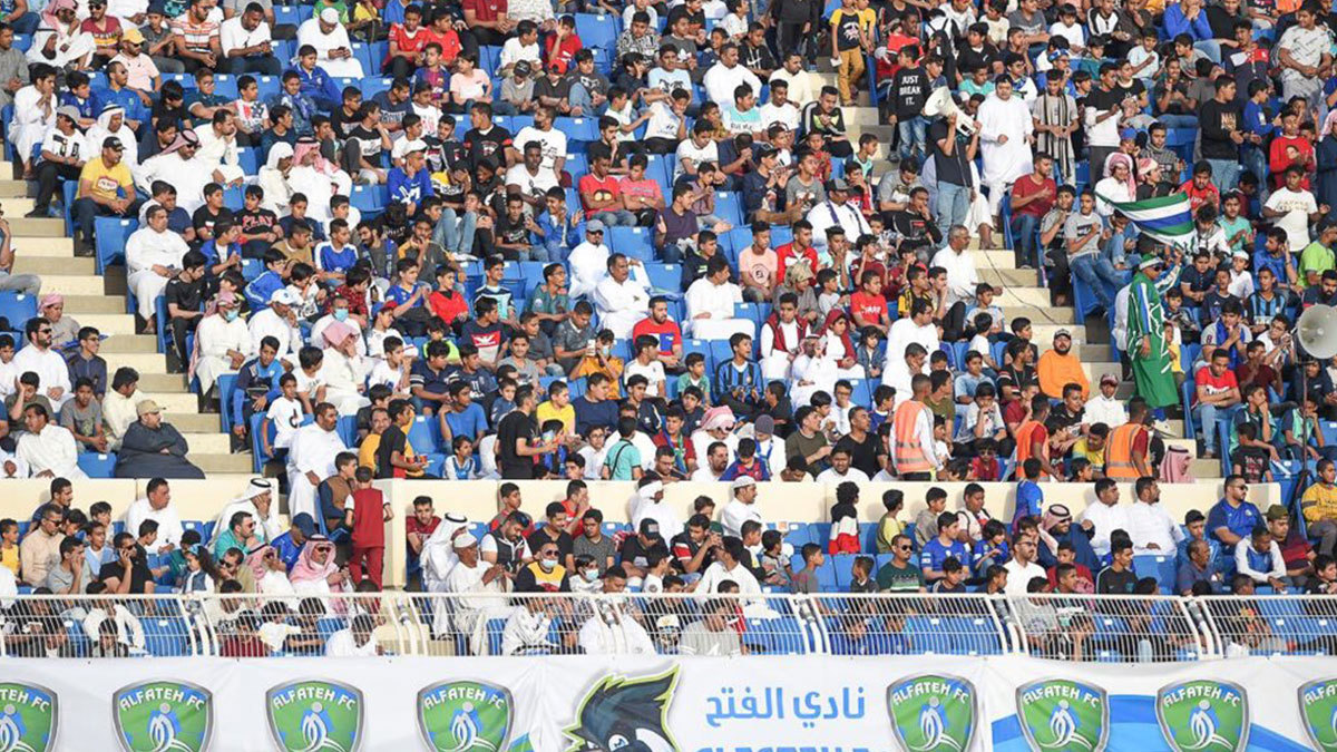 ذهب إلى الملعب أملا في الفوز بجائزة ففقد ابنه الرضيع.. الكشف عن قصة والد الطفل المتوفى بمباراة الفتح والوحدة (فيديو)