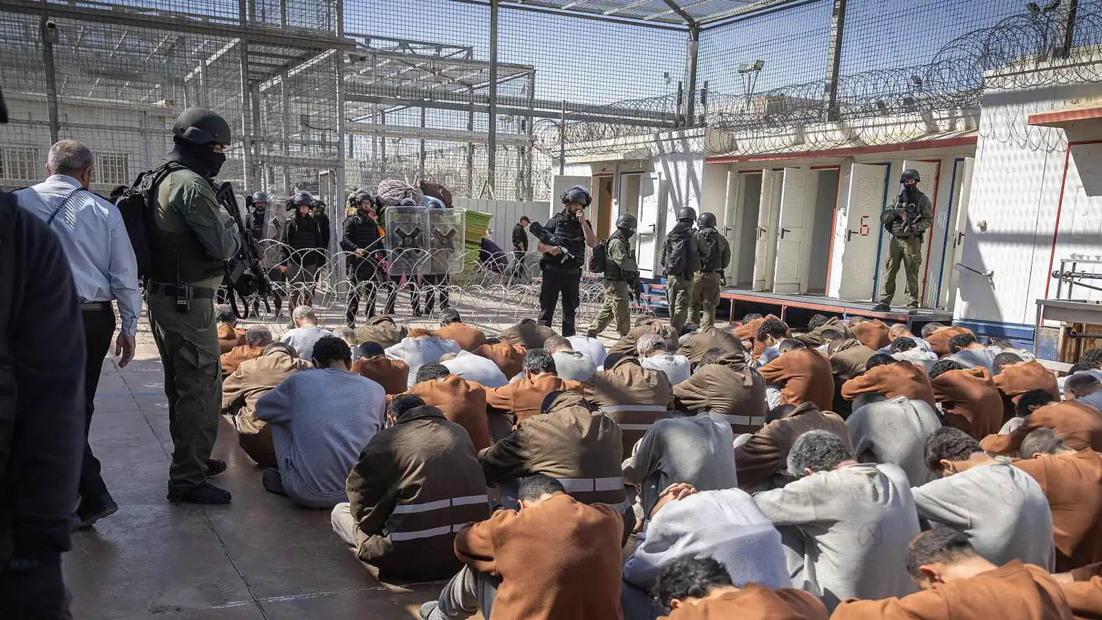 مركز حقوقي: اعتداء جنسي على صحفي فلسطيني يرقى لجريمة حرب