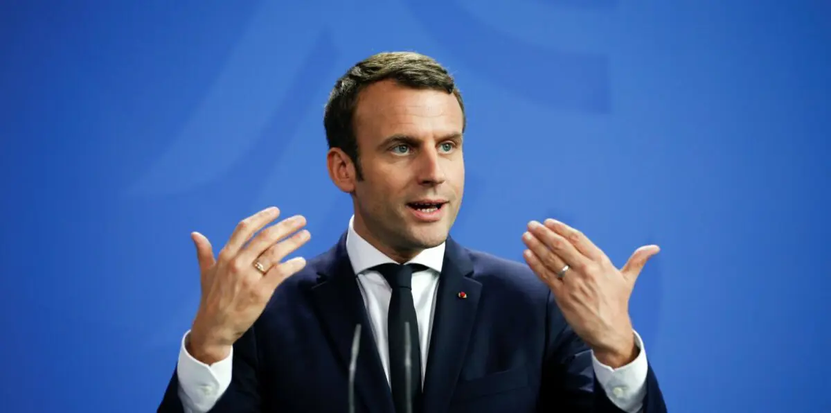 تمثال إيمانويل ماكرون يثير سخرية الفرنسيين (فيديو وصور)