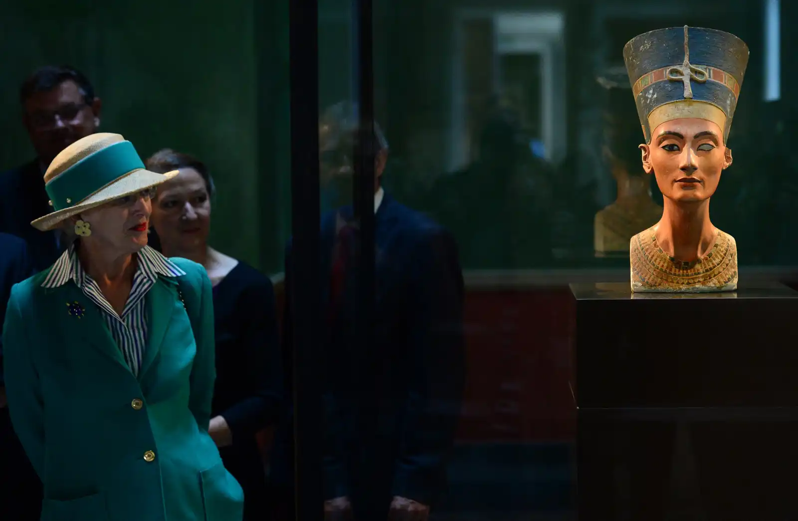 ملكة الدنمارك مارغريت الثانية تُلقي نظرة على تمثال نفرتيتي النصفي في متحف برلين الجديد عام 2014