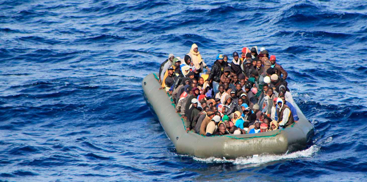انتشال مئات المهاجرين من البحر بين ليبيا وإيطاليا