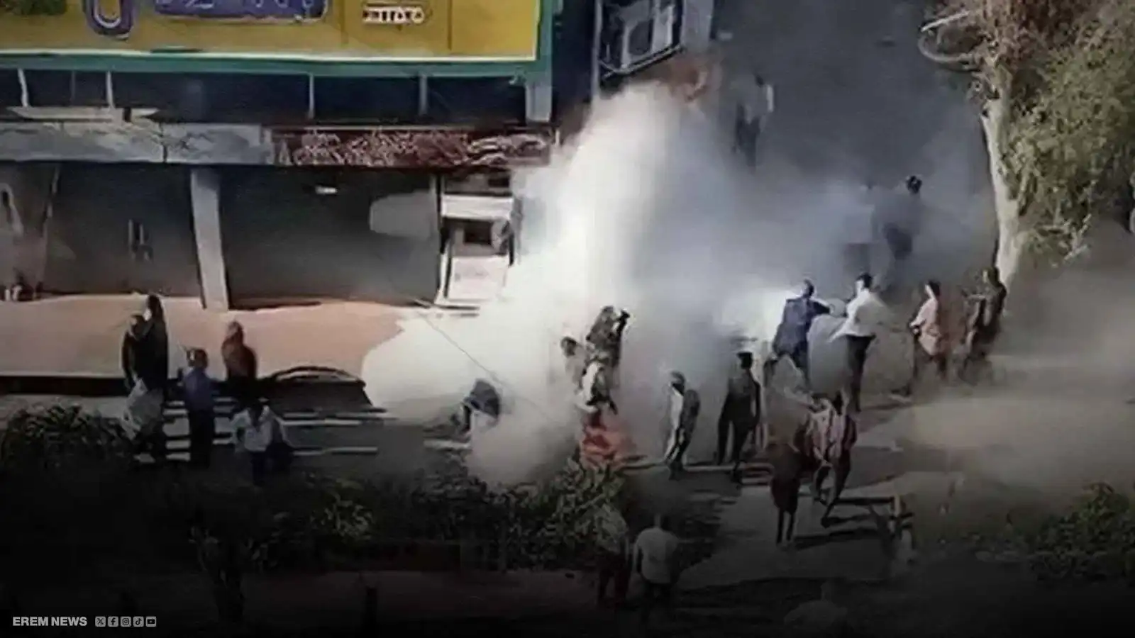 "بوعزيزي إيران".. شاب يحرق نفسه احتجاجا على إغلاق مصدر رزقه (فيديو)