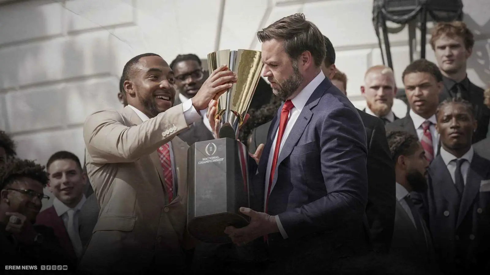 "حادثة غريبة" تحرج نائب ترامب وتثير السخرية (فيديو إرم)