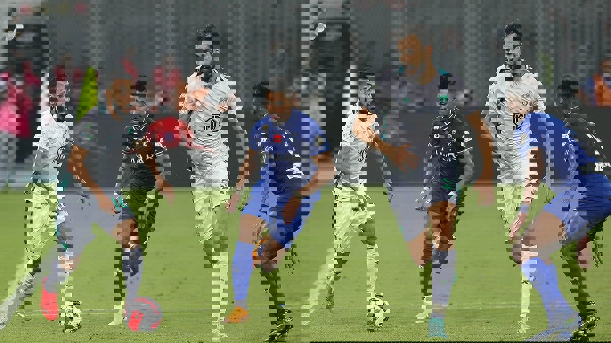 الهلال يحتج على مشاركة حمدي النقاز والأهلي يرفض تعيين الحكم محمد الهويش لمبارياته