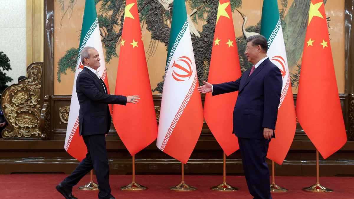 طهران على "مائدة التنين".. ورقة ضغط أم مستعمرة نفوذ صينية؟