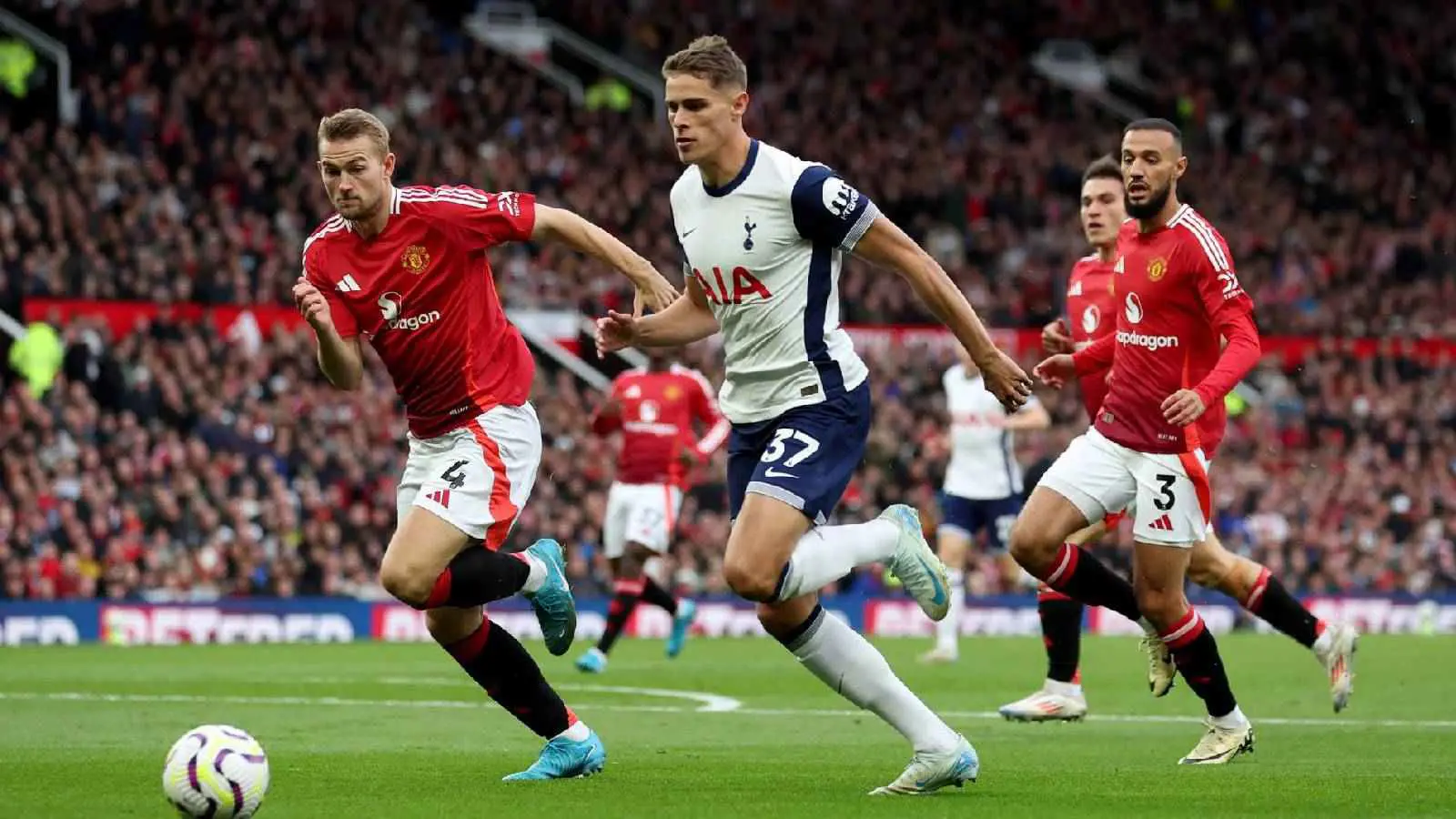 صدام بين توتنهام ومانشستر يونايتد.. مواعيد مباريات اليوم والقنوات الناقلة