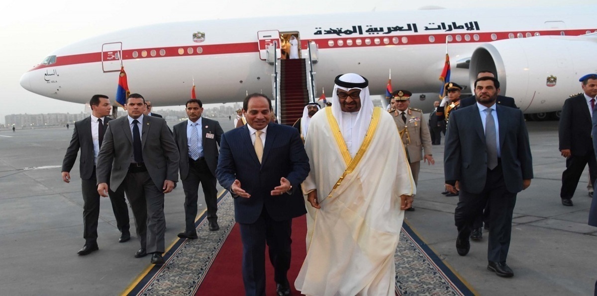 محمد بن زايد يصل القاهرة وسط حراك دبلوماسي بشأن أزمة قطر