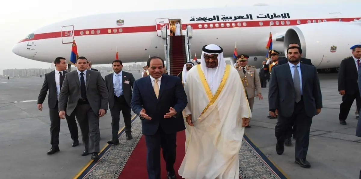 محمد بن زايد يصل القاهرة وسط حراك دبلوماسي بشأن أزمة قطر