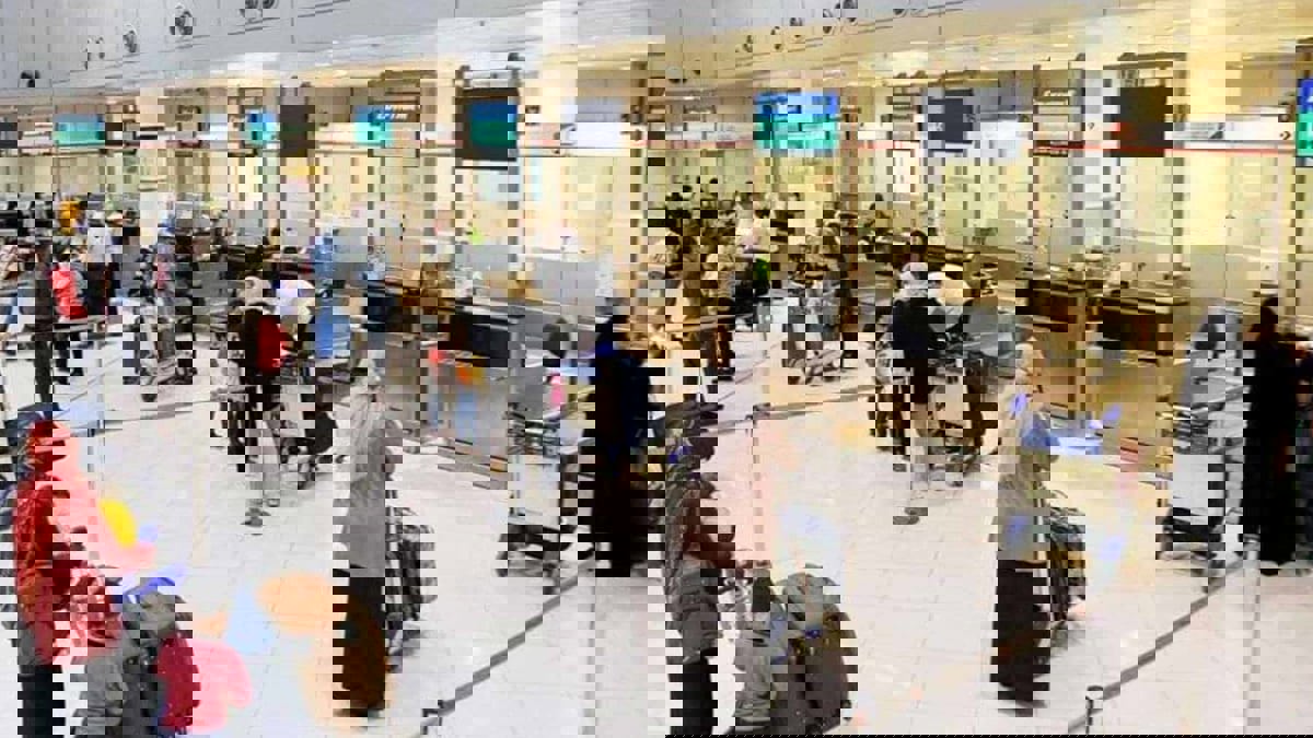  تفتيش ونوبة ضحك.. مشهد طريف في مطار القاهرة (فيديو)