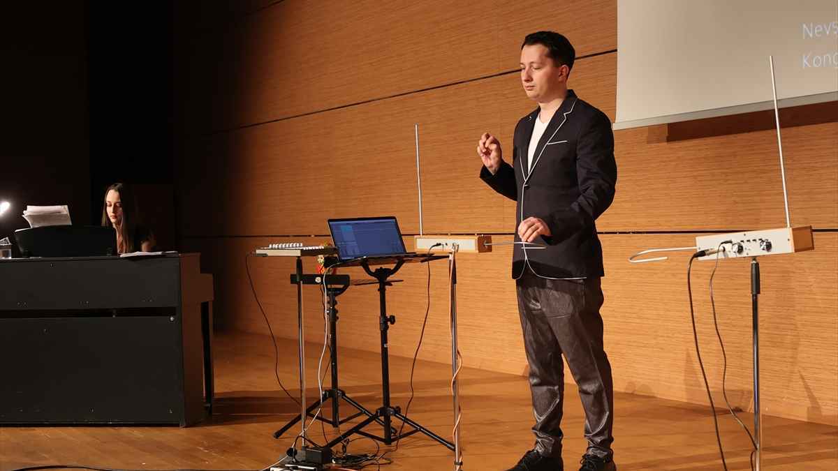 موسيقار روسي يقيم حفلاً بآلة موسيقية دون لمسها (صور)