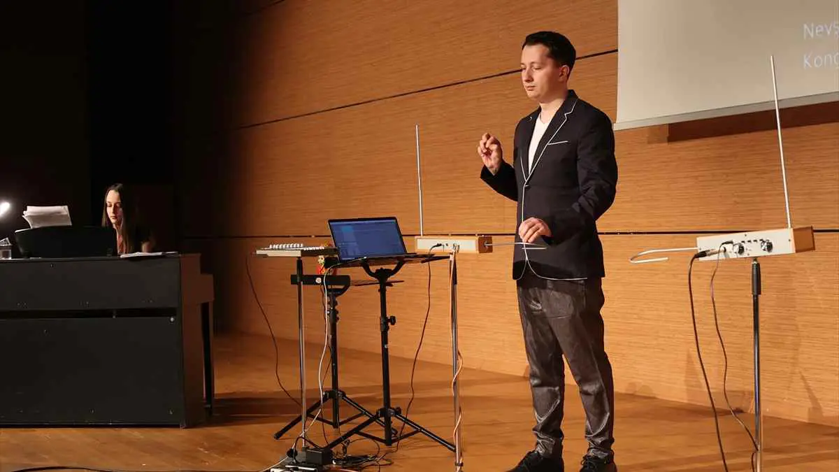 موسيقار روسي يقيم حفلاً بآلة موسيقية دون لمسها (صور)