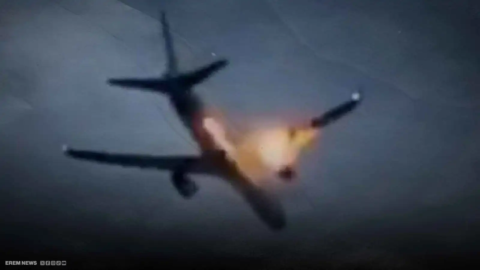 "لحظات رعب".. طائرة بوينغ 757 تشتعل أثناء الرحلة (فيديو)