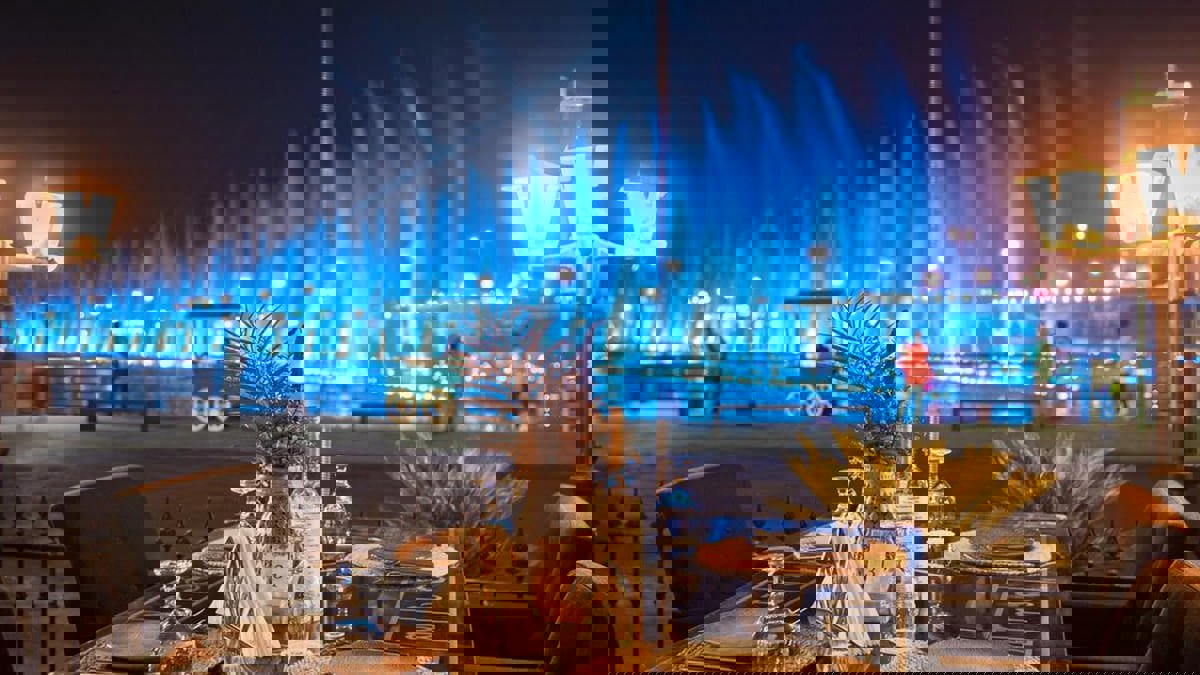 نجل عبدالحسين عبدالرضا يبدي إعجابه "بسرعة إنجاز" السعوديين لمطعم باسم والده