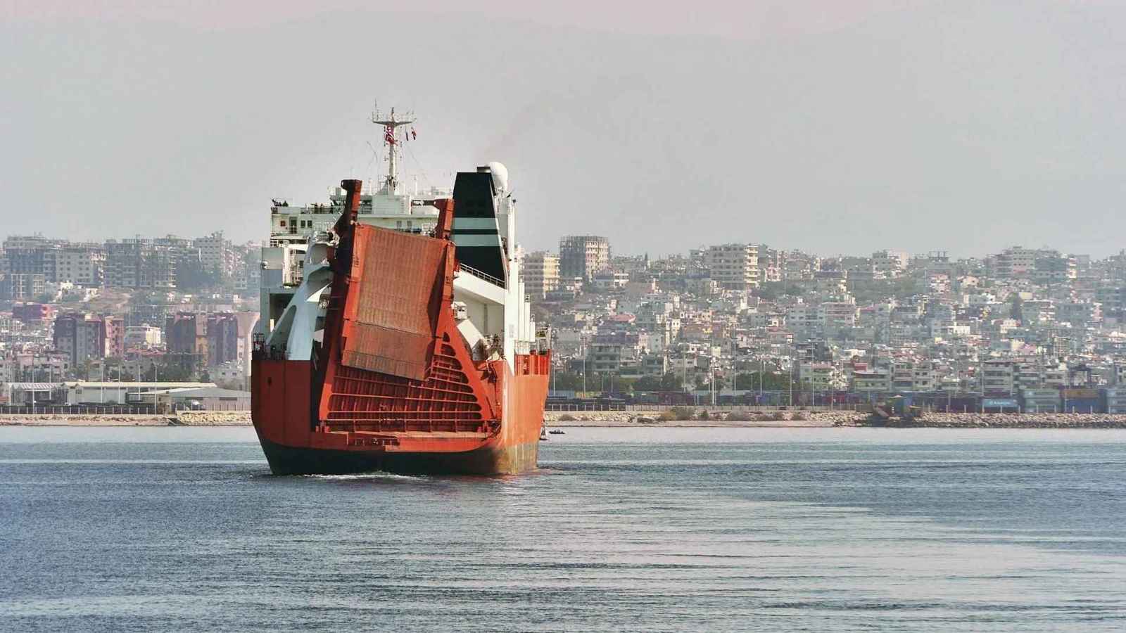 بعد وصول أول باخرة قمح إلى اللاذقية.. هل بدأ الاقتصاد السوري بالتعافي؟