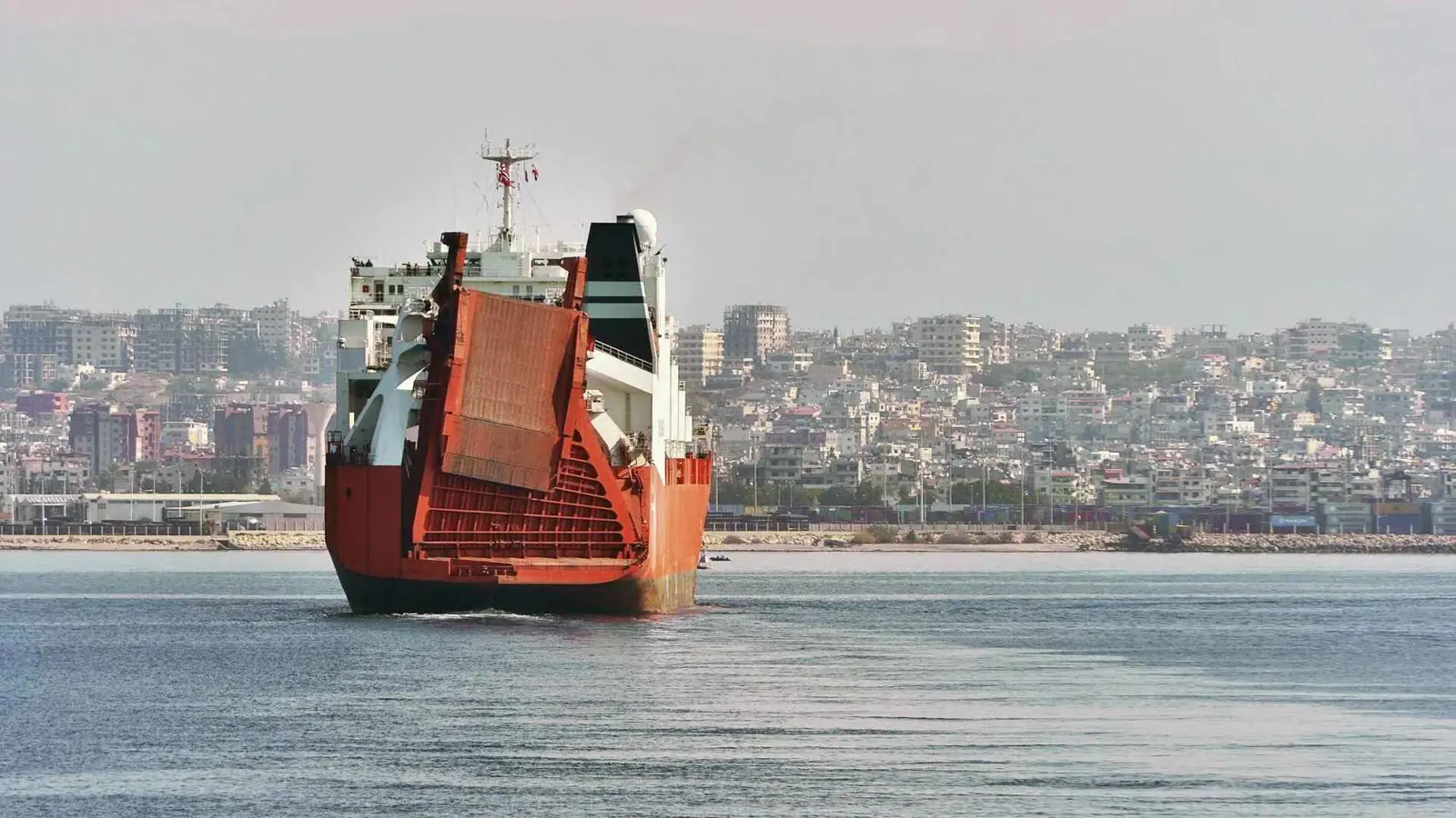 بعد وصول أول باخرة قمح إلى اللاذقية.. هل بدأ الاقتصاد السوري بالتعافي؟