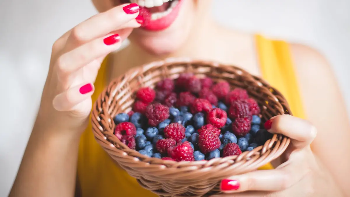 ماذا يحدث لجسمك عند تناول التوت يوميًّا؟