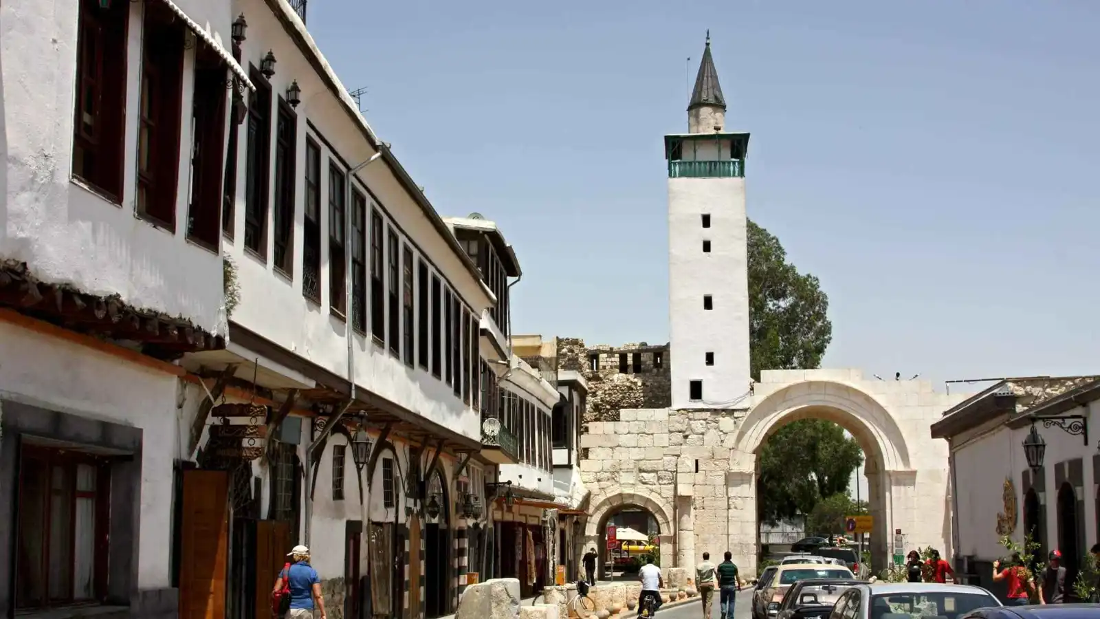 بأعجوبة.. أهالي "باب شرقي" يمنعون شاباً من الانتحار (فيديو)