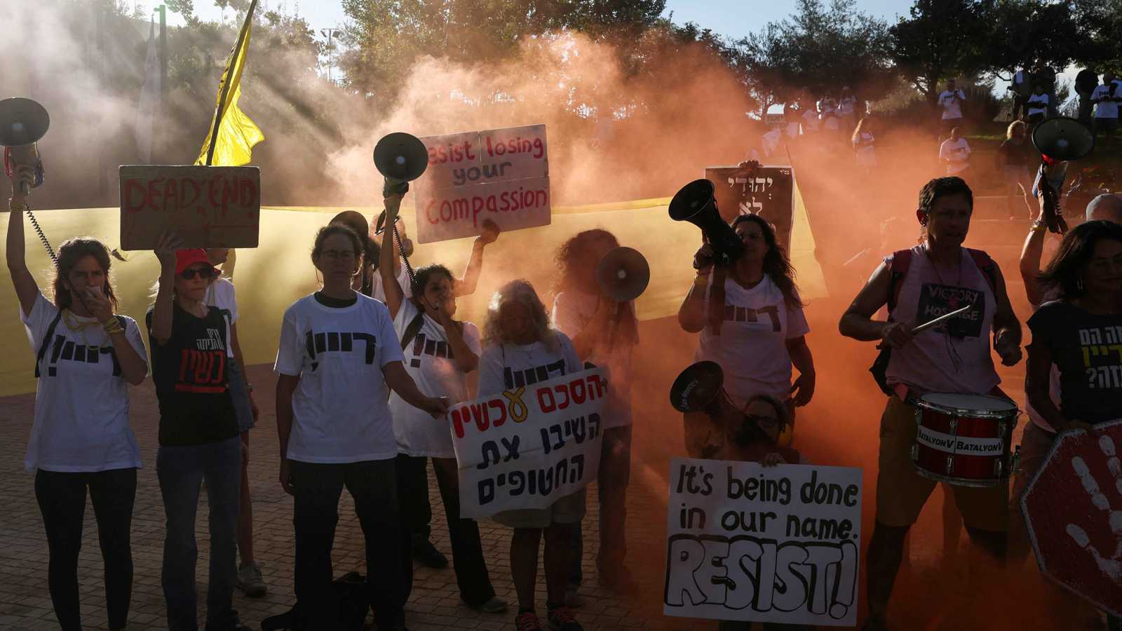 إحراق مركبات وحواجز.. نيران الاحتجاجات تصل منزل نتنياهو (فيديو)